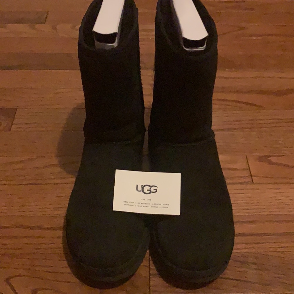 Black Uggs mid size